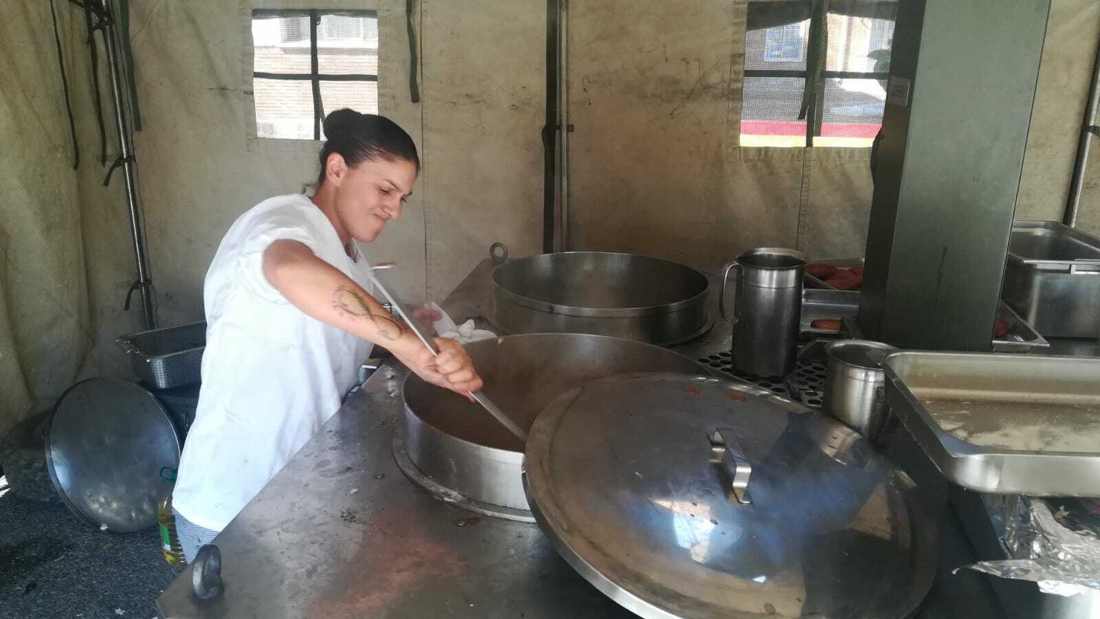 Una de las participantes en la prueba elaborando el menú.