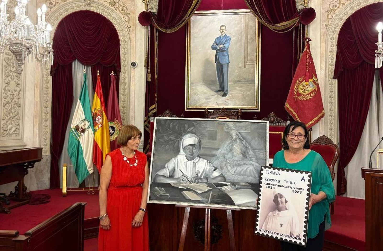 Descendientes de la duquesa de la Victoria, Carmen y Pilar Angoloti, en el salón de Plenos.