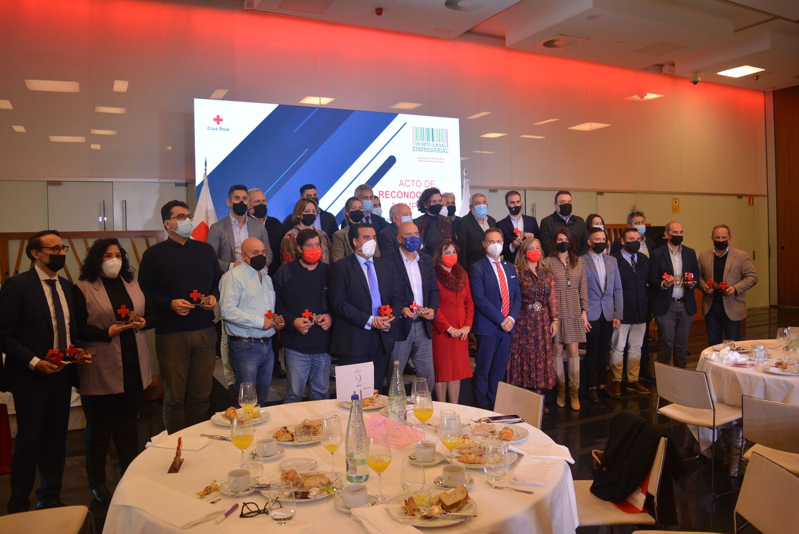 Foto de familia del acto de entrega de distinciones realizado por Cruz Roja