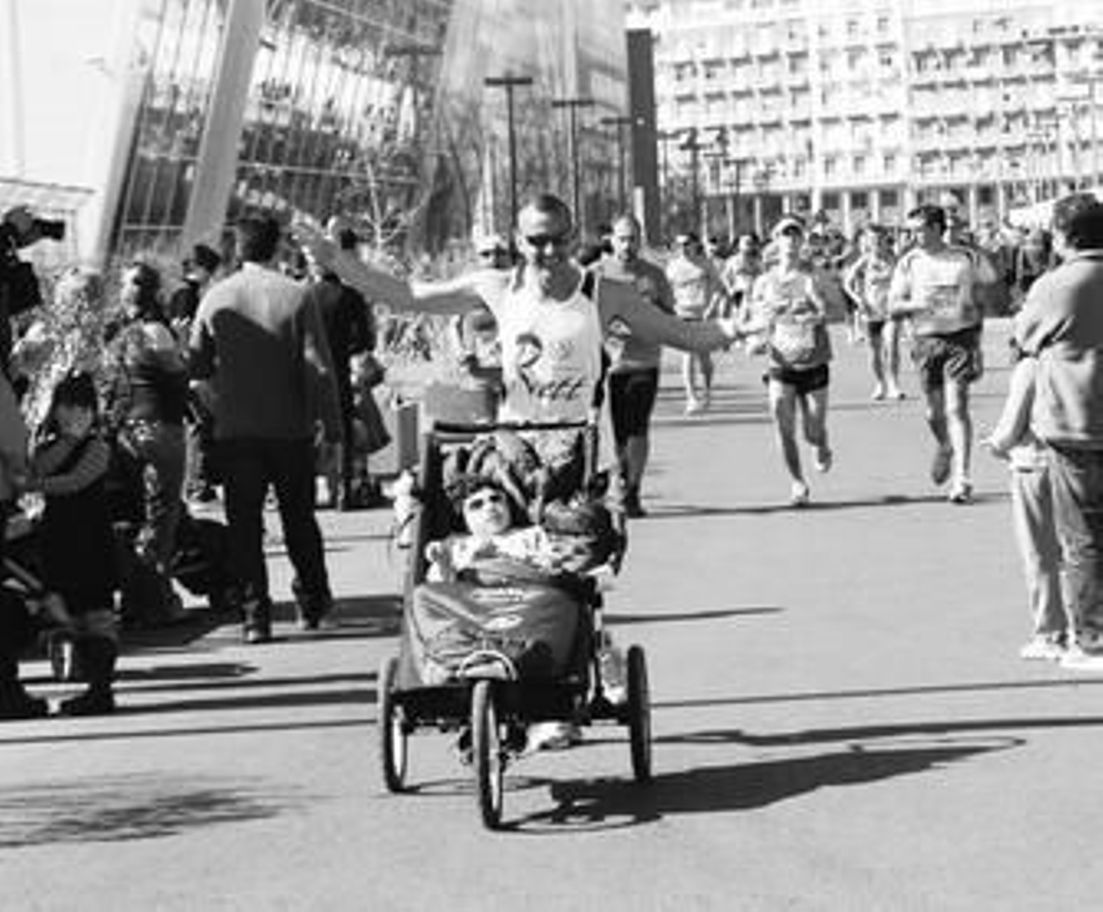Josele entrando con su hija María en el medio maratón de Valencia, en febrero de 2009.