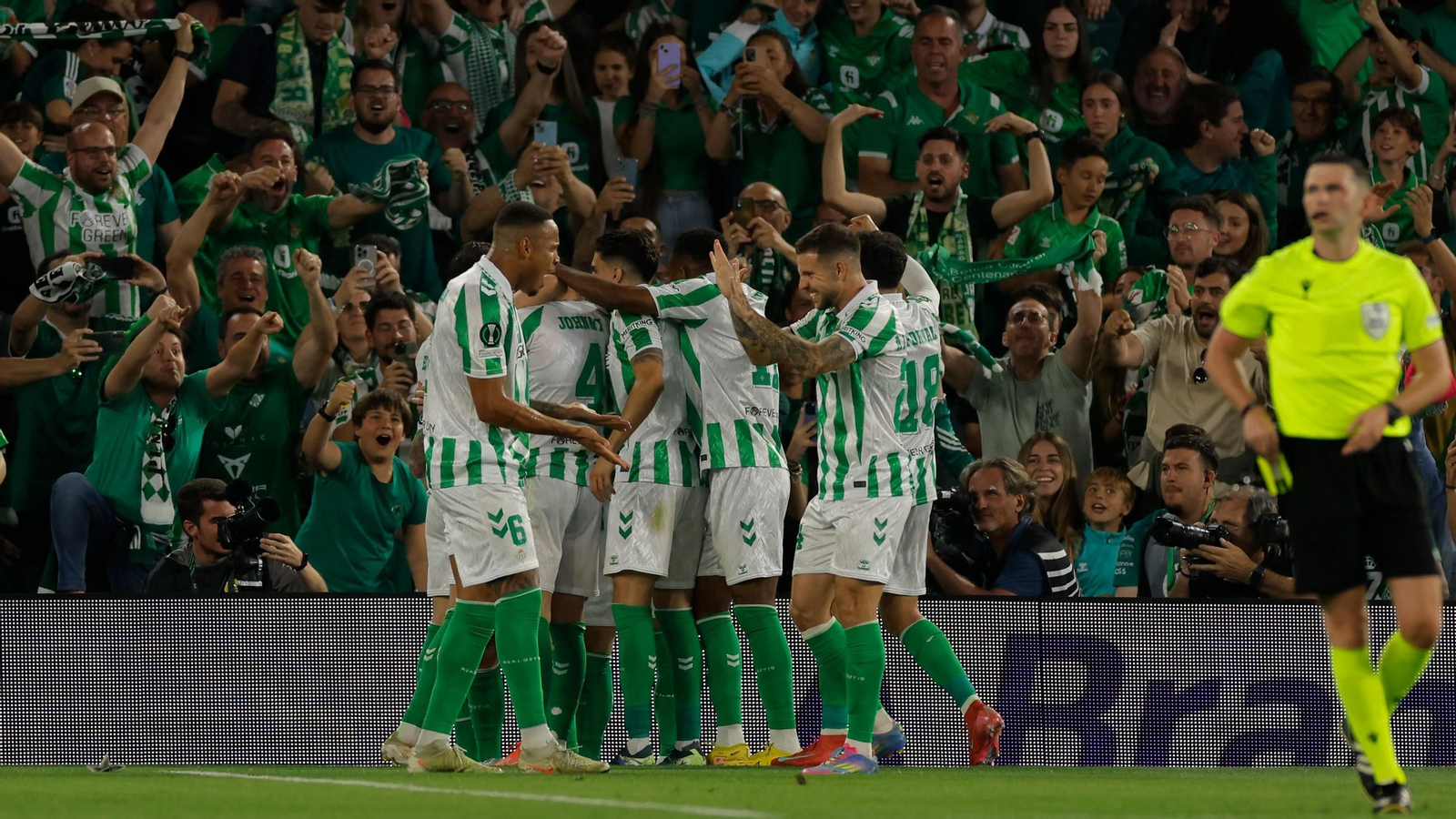 Los jugadores del Betis celebran uno de sus goles a la Fiorentina.