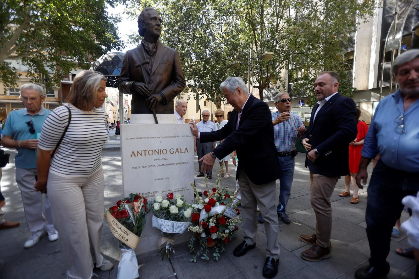 La ofrenda floral en honor a Antonio Gala, en imágenes