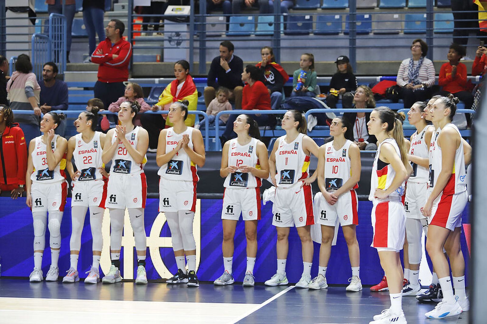 La selección española, momentos antes del partido en Huelva ante Islandia.
