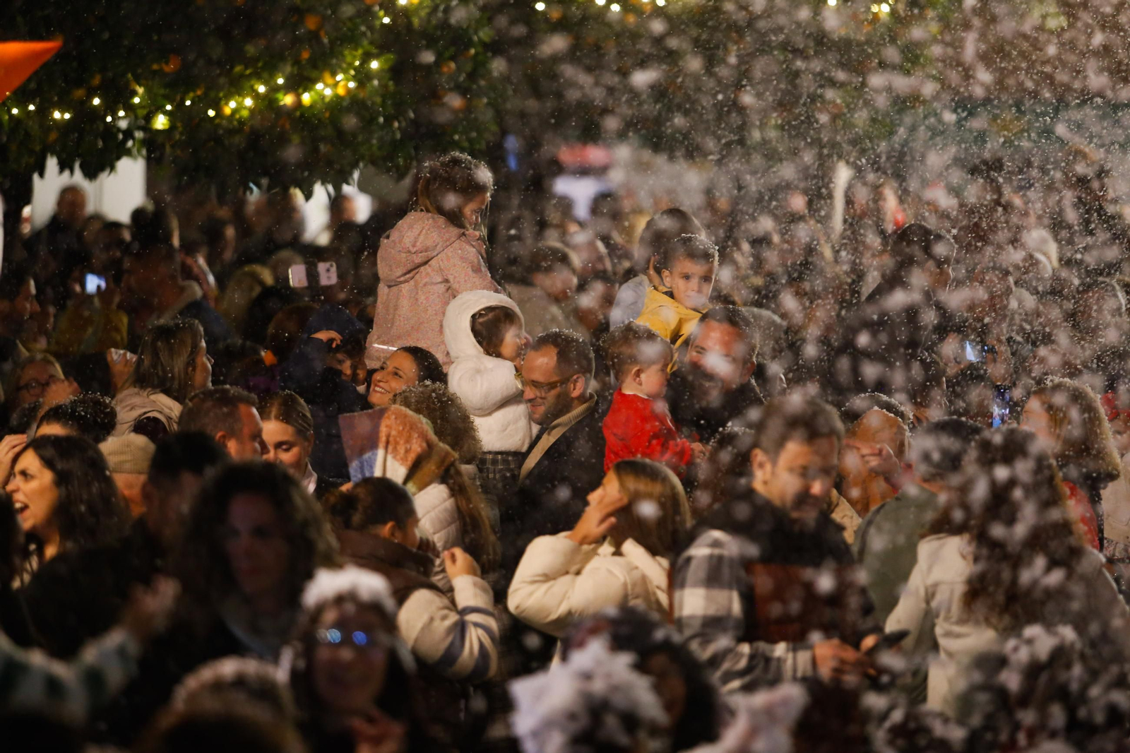 Fotos del encendido del alumbrado navideño en Los Barrios y la gran nevada artificial