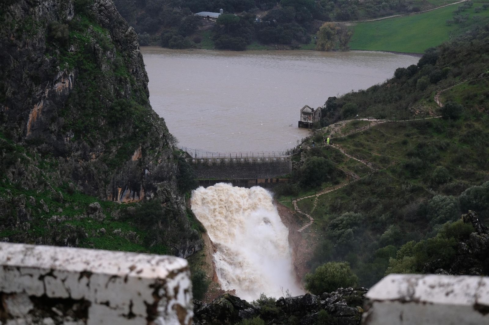 La presa de Montejaque desaguando tras alcanzar el límite de su capacidad, en imágenes