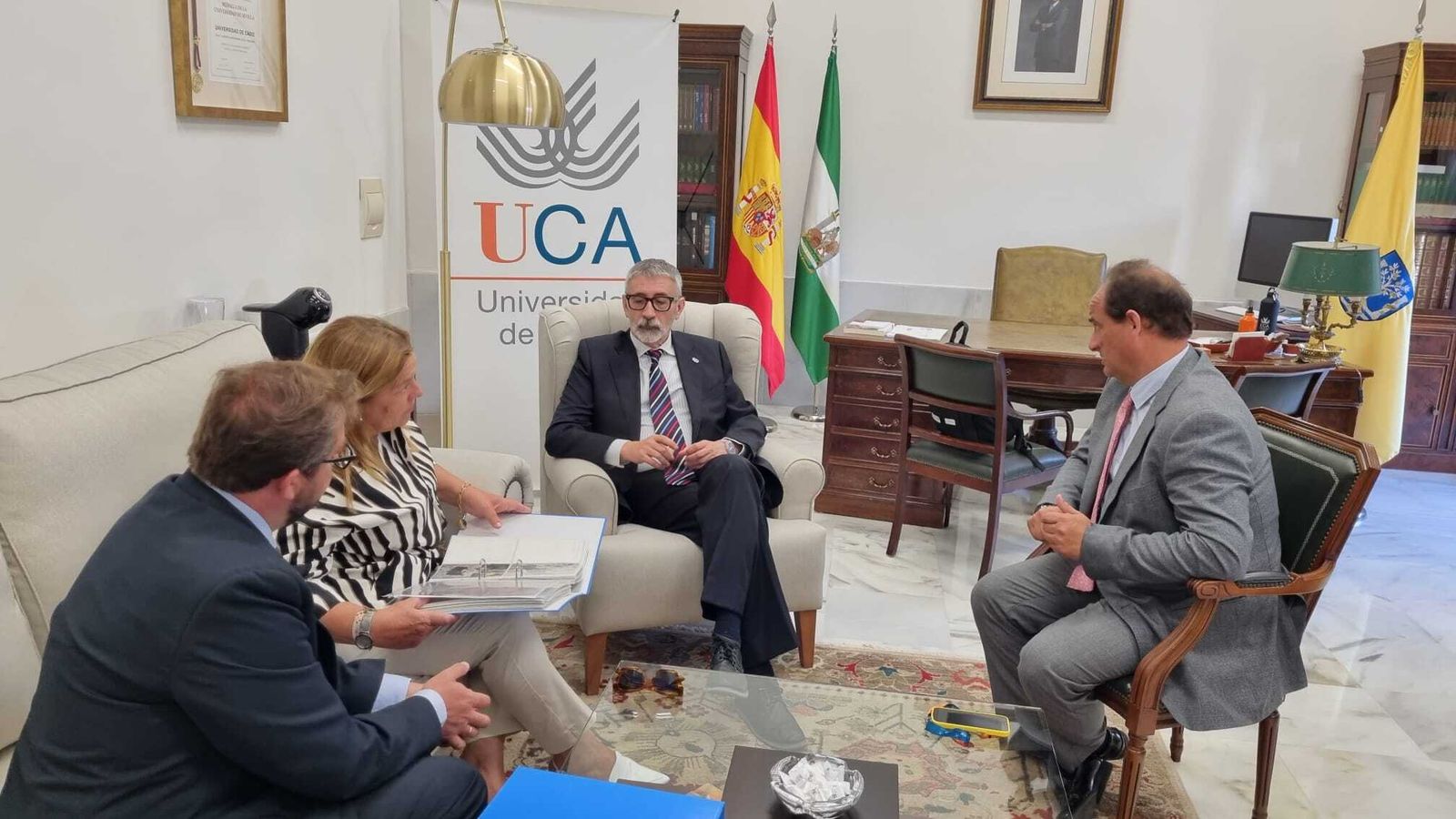 Imagen de la reunión mantenida con el rector para la cesión del legado arqueológico.