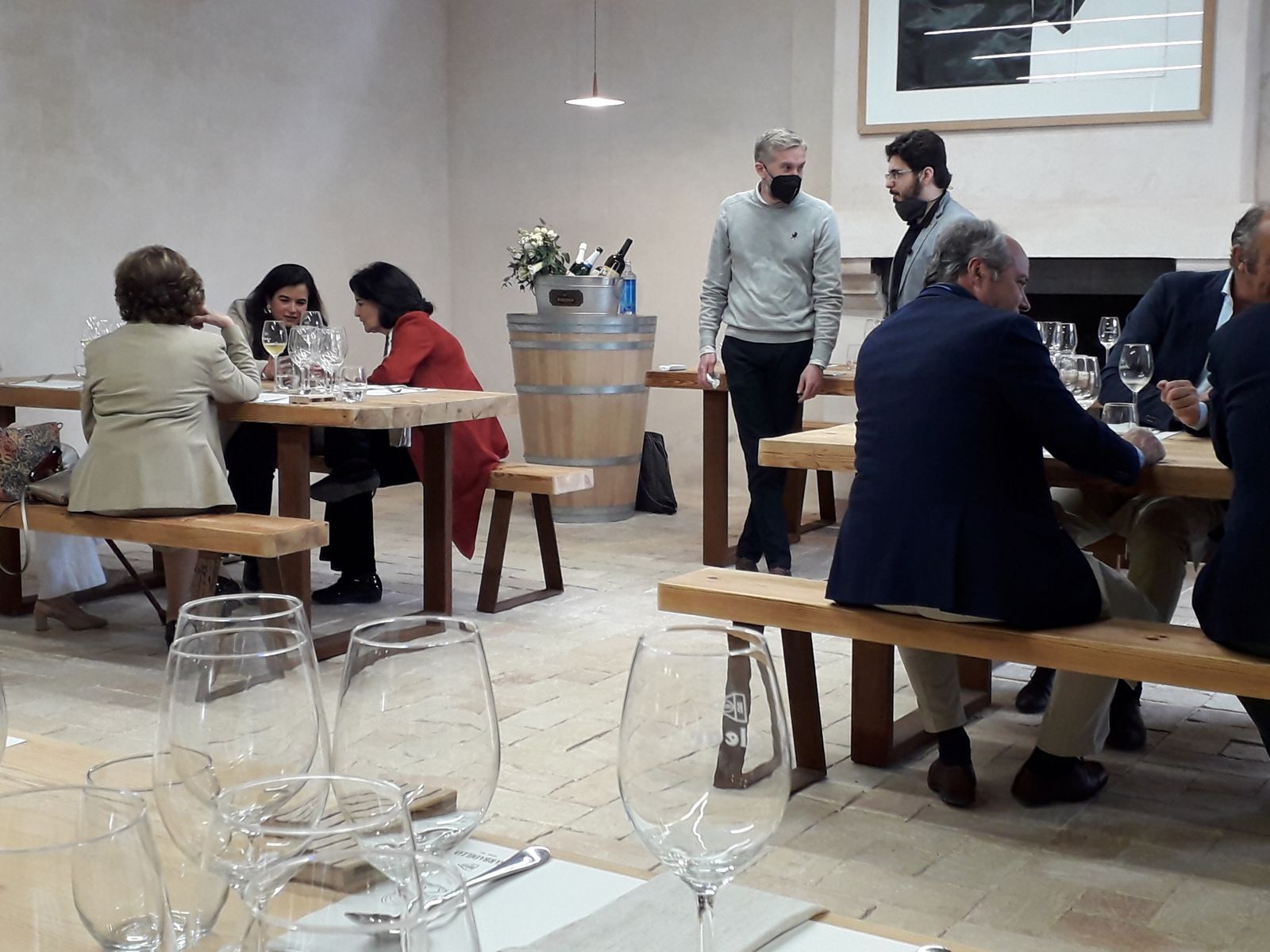 Bernat Voraviu conversa con Armando Guerra, de Barbadillo, momentos antes del inicio de la cata.