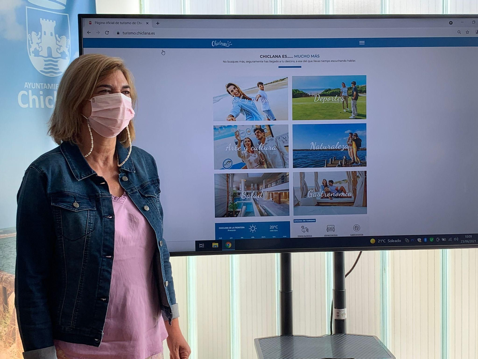 La delegada de Turismo, Pepa Vela, durante la presentación de las novedades.