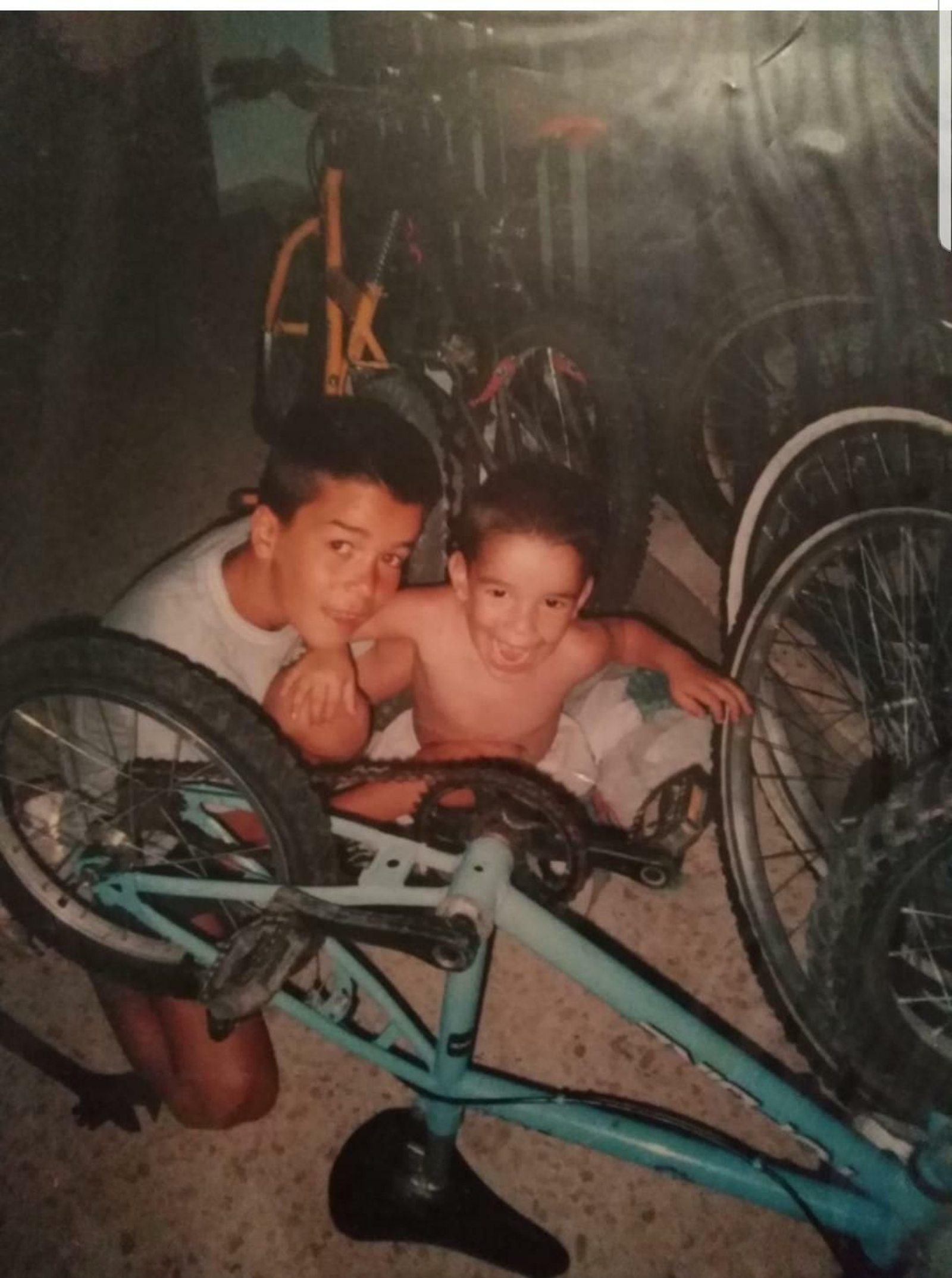 A la izquierda, Samuel, con su sobrino Manuel arreglando una bicicleta.