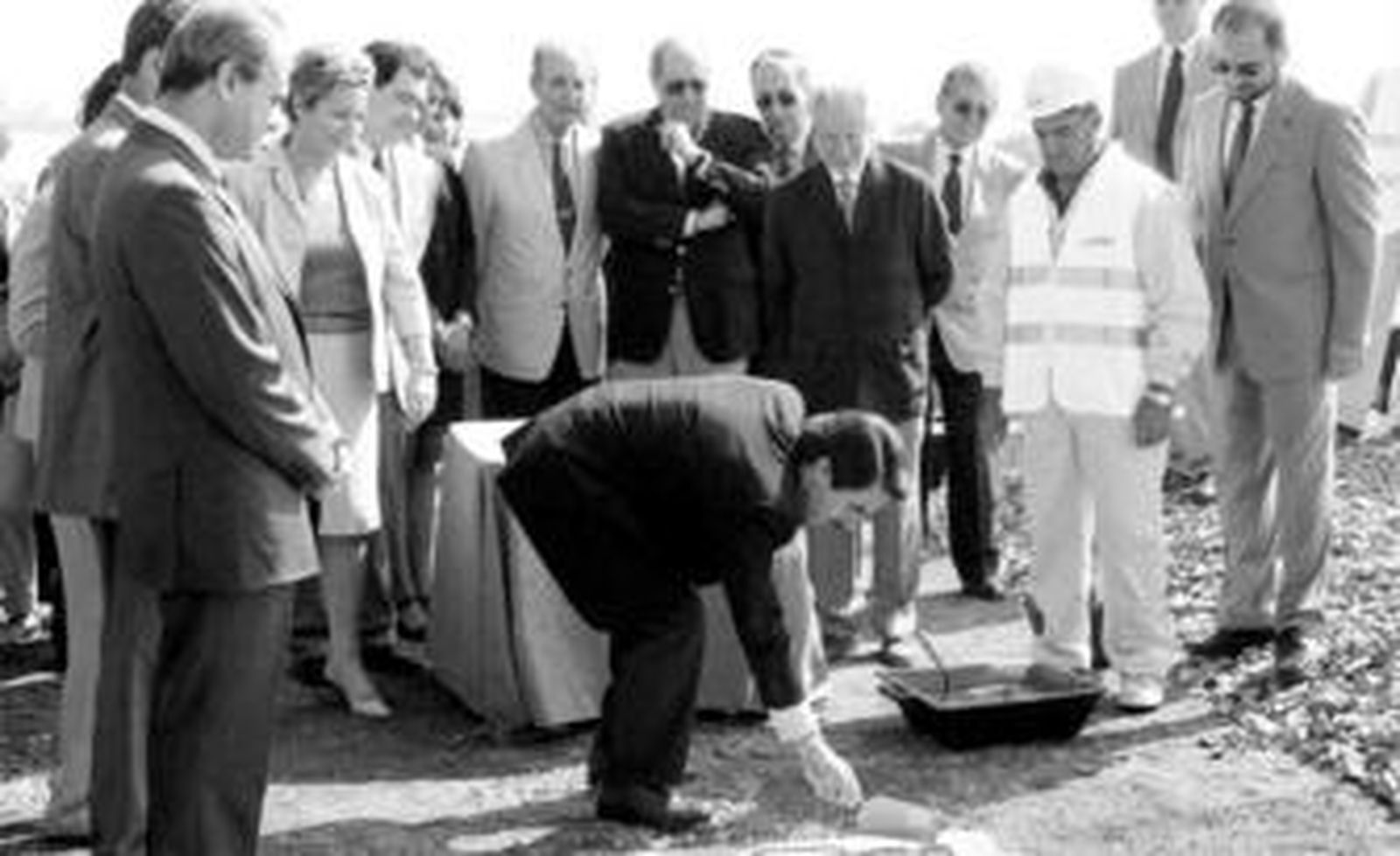 José María Aznar, como presidente del Gobierno, coloca la primera piedra del AVE entre Córdoba y Málaga en julio del año 2001.