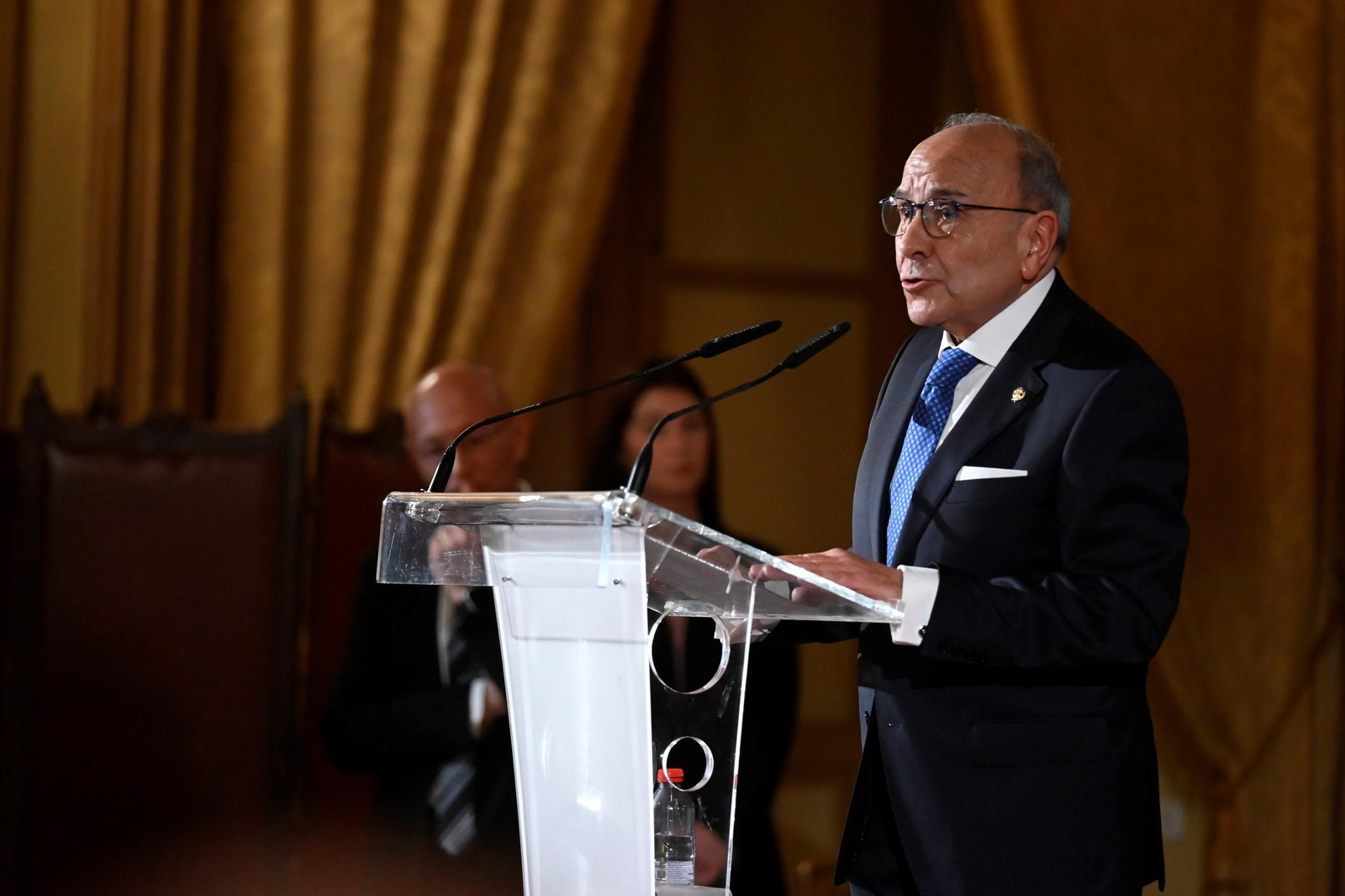 Ls imágenes de la entrega de insignias y la Medalla de Oro del Real Círculo de la Amistad de Córdoba