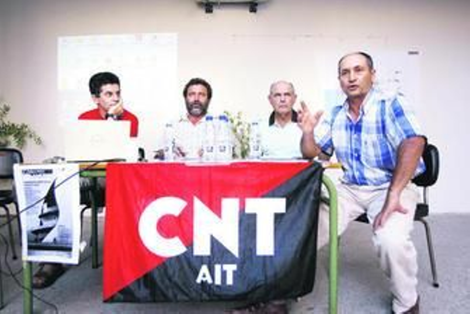 Juan Clavero, Salvador González y José Antonio Castro, junto al moderador de la mesa redonda.