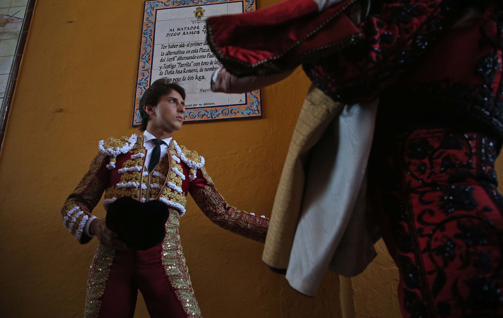 Fotos de la corrida del jueves de la Feria Taurina de Algeciras 2023:  Salvador Vega, Roca Rey y Pablo Aguado