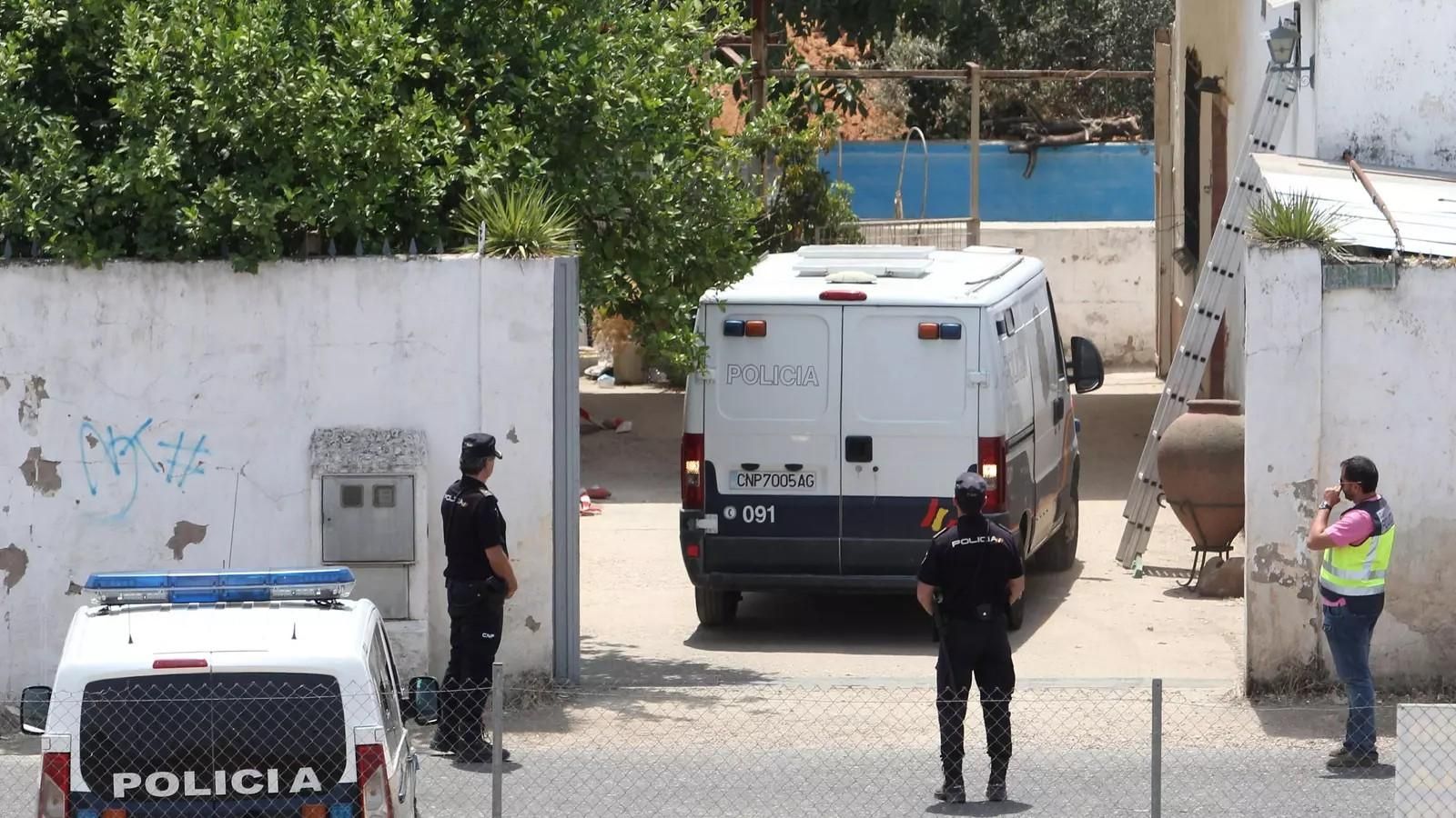 Agentes de Policía Nacional inspeccionan la finca las Quemadillas