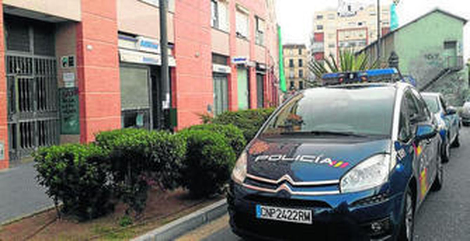 Portal de la vivienda del empresario al que ayer atracaron.