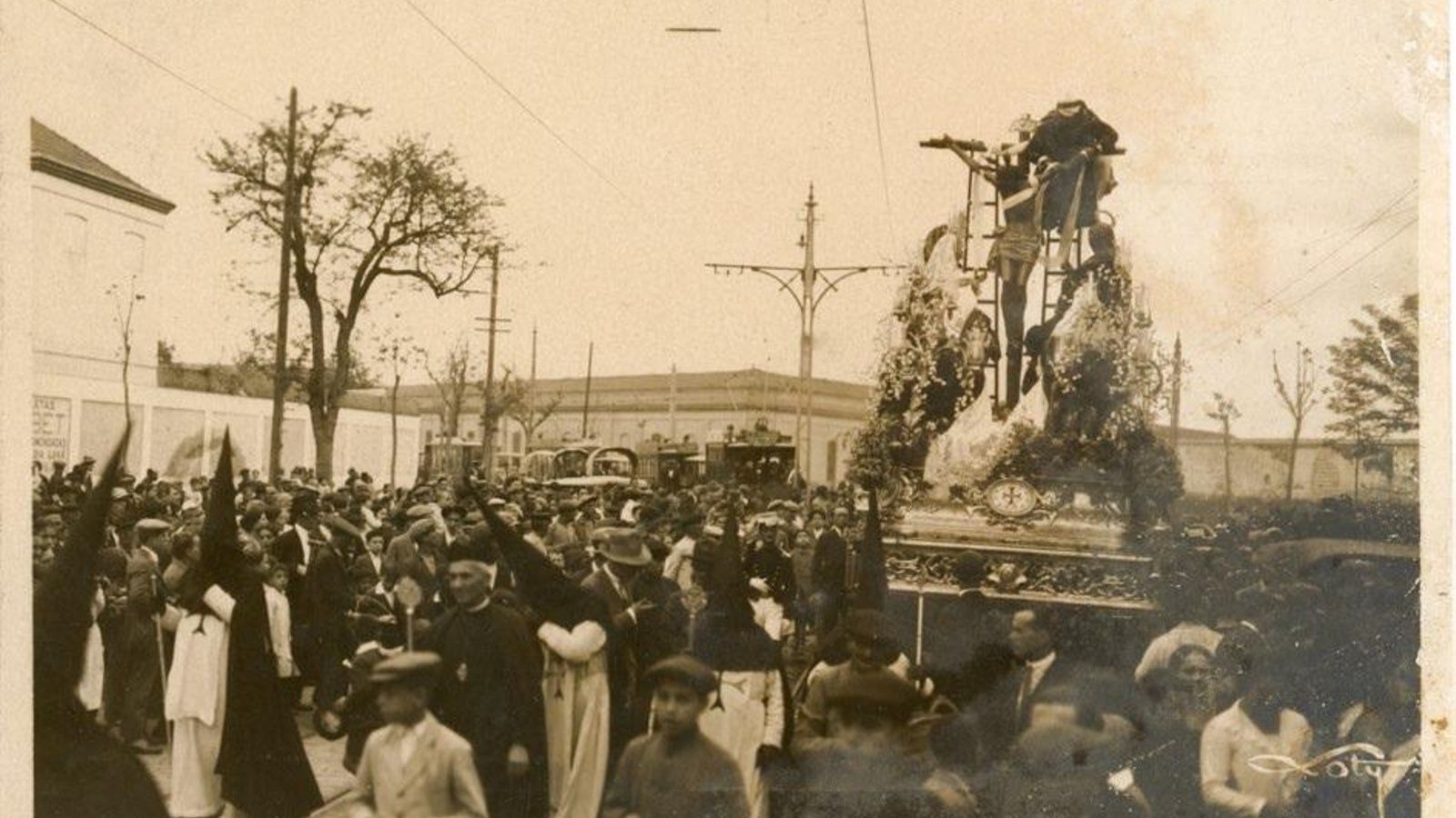 Paso del Cristo de las Cinco Llagas y Madre de Dios (Tarjeta postal de 1929). Colección Museística de Andalucía. Museo de Artes y Costumbres Populares de Sevilla. Paso del Cristo de las Cinco Llagas y Madre de Dios (Tarjeta postal de 1929). Colección Museística de Andalucía. Museo de Artes y Costumbres Populares de Sevilla.