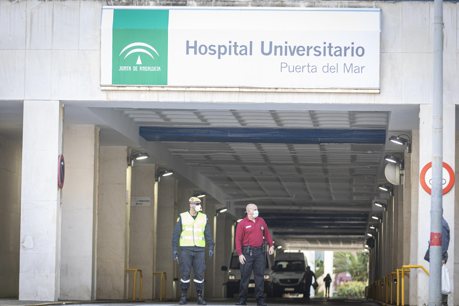 La UME desinfecta el hospital Puerta del Mar