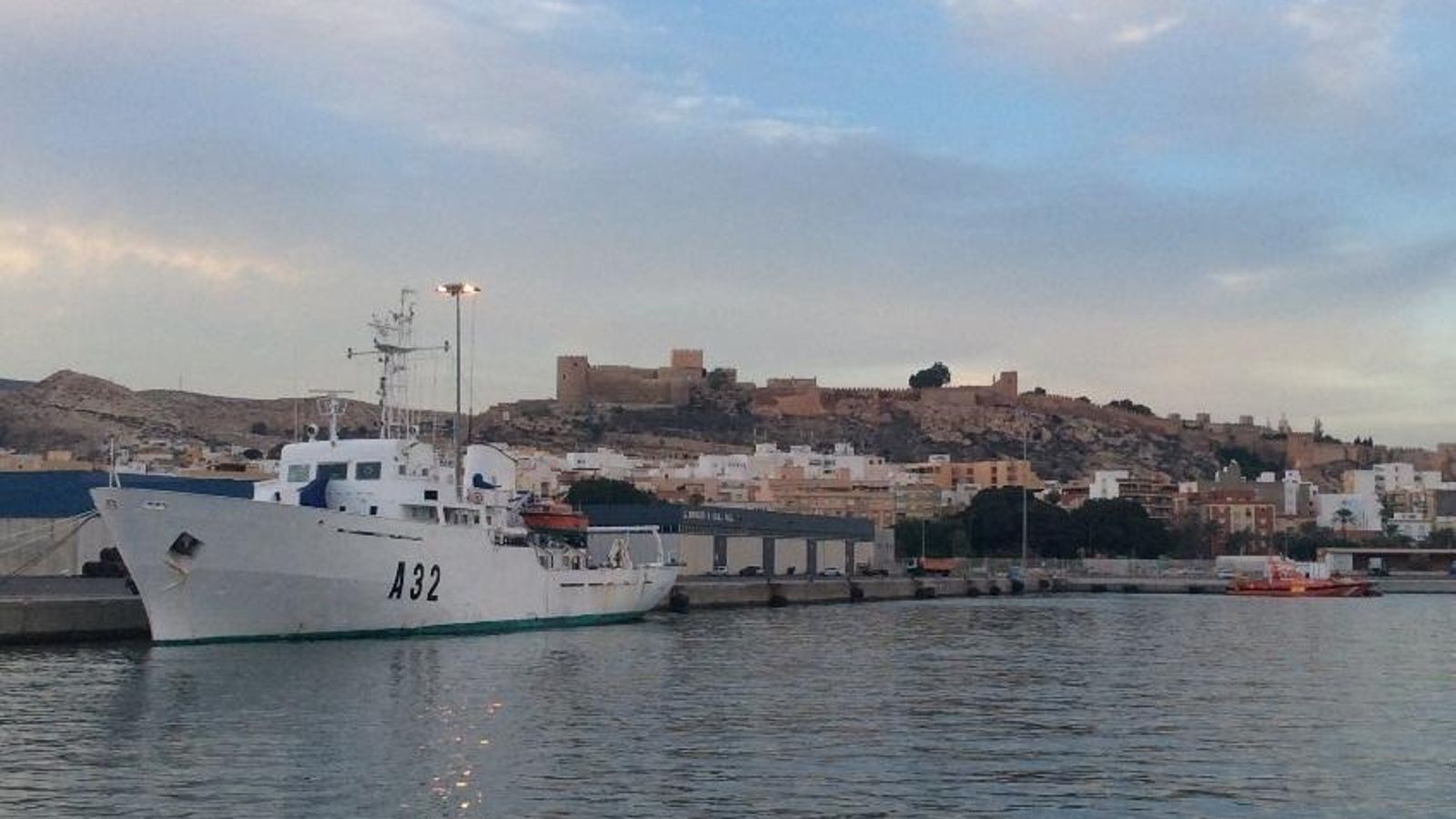El buque 'Tofiño' de la Armada Española, en el Puerto de Almería.
