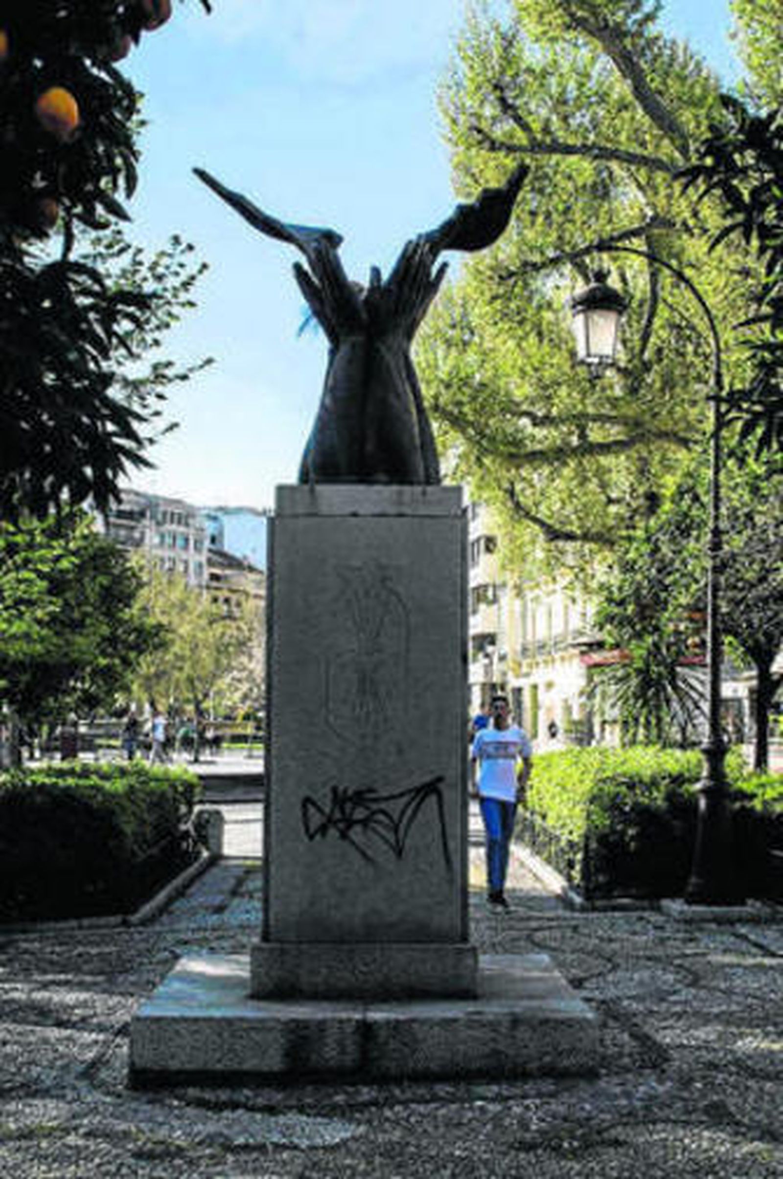 El monumento, sigue en la plaza de Bibataubín.