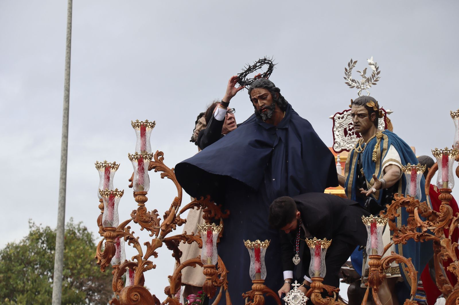 Las mejores imágenes del Martes Santo en Huelva: La Hermandad de La Sentencia