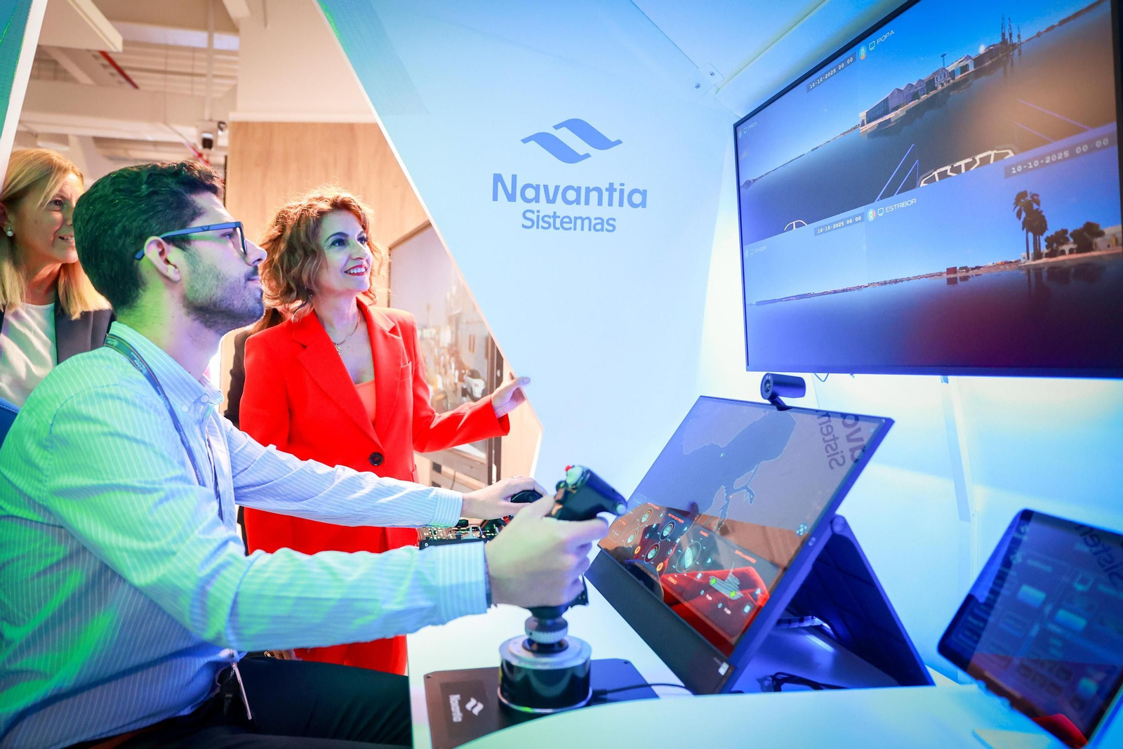 María Jesús Montero observa una de las tecnologías del Centro de Excelencia de Sistemas Navales de Navantia San Fernando.