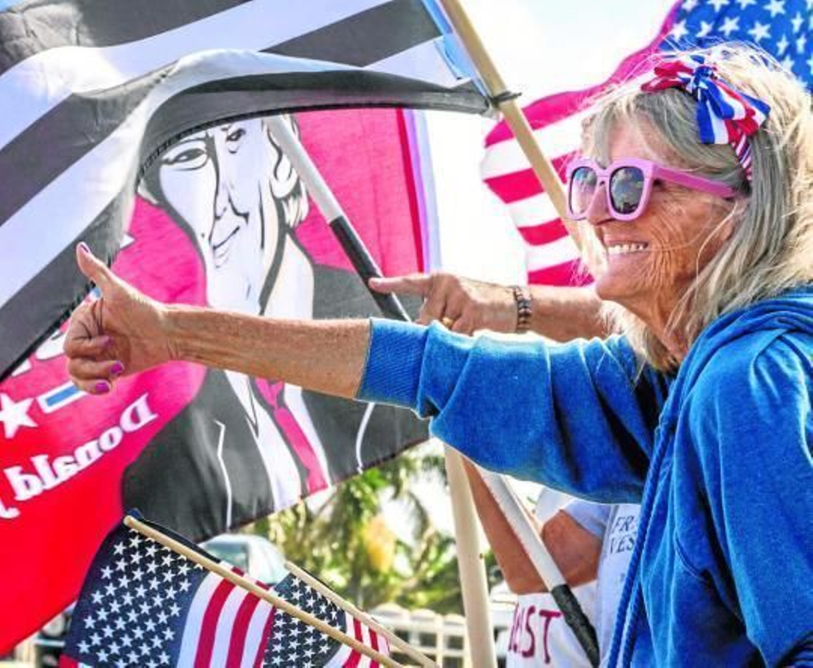 Manifestantes muestran su apoyo a Trump cerca de su casa en Florida.