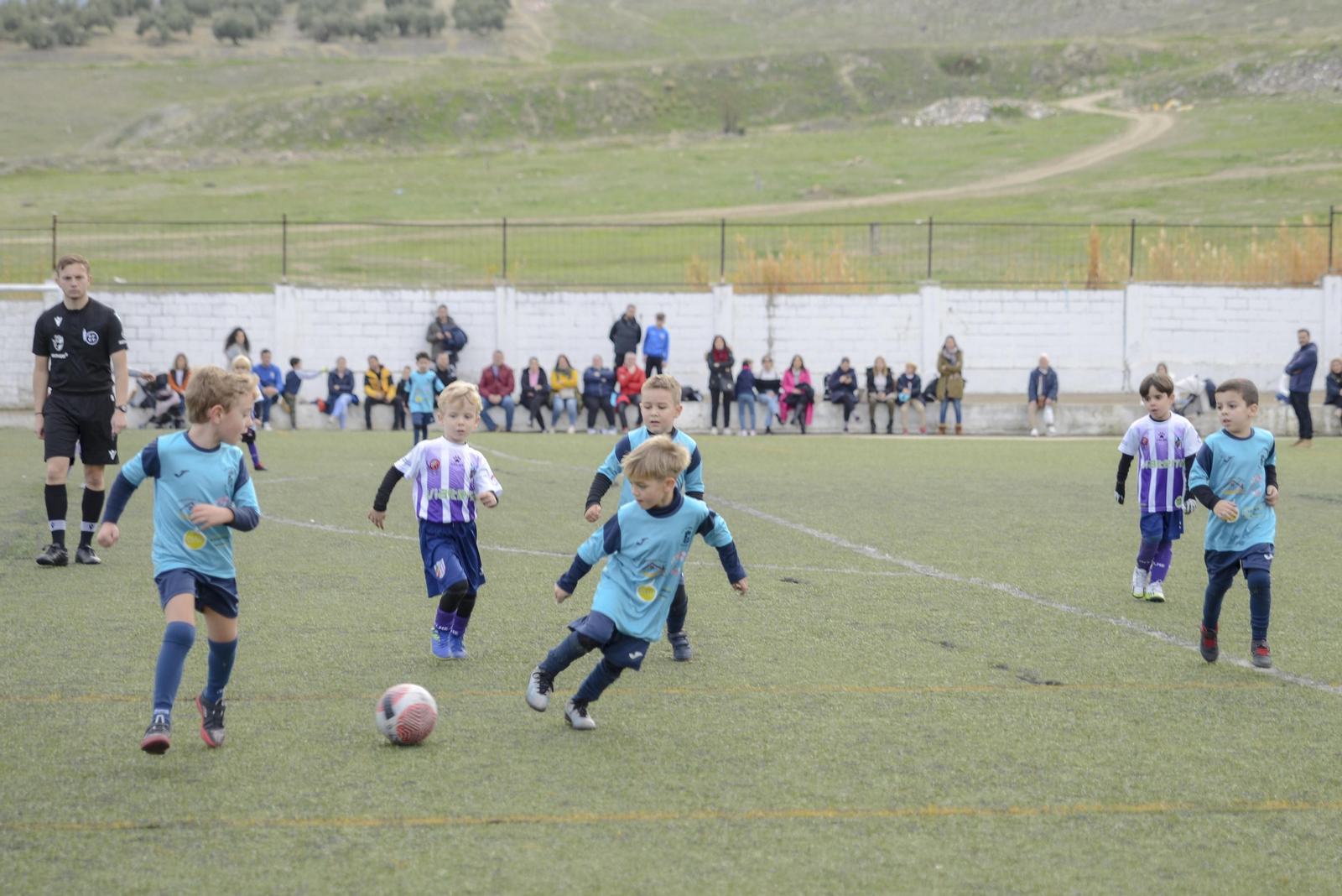 Más de 600 niños jiennenses juegan al fútbol para donar alimentos y juguetes en Navidad