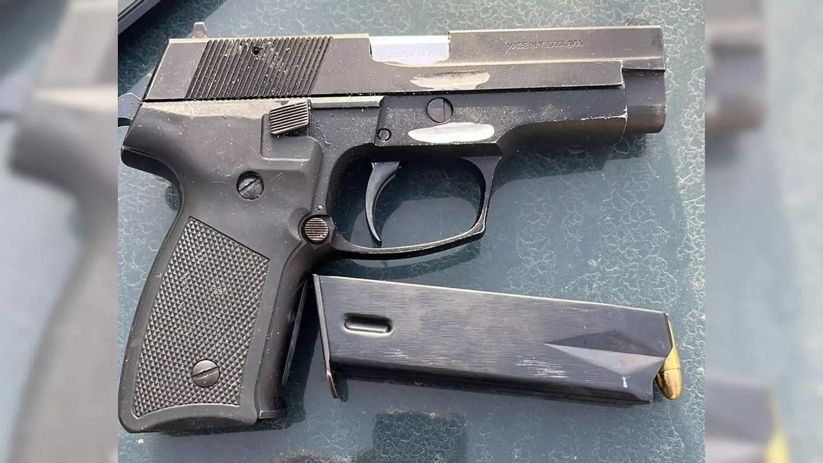 Pistola encontrada a la pareja detenida en Barbate.