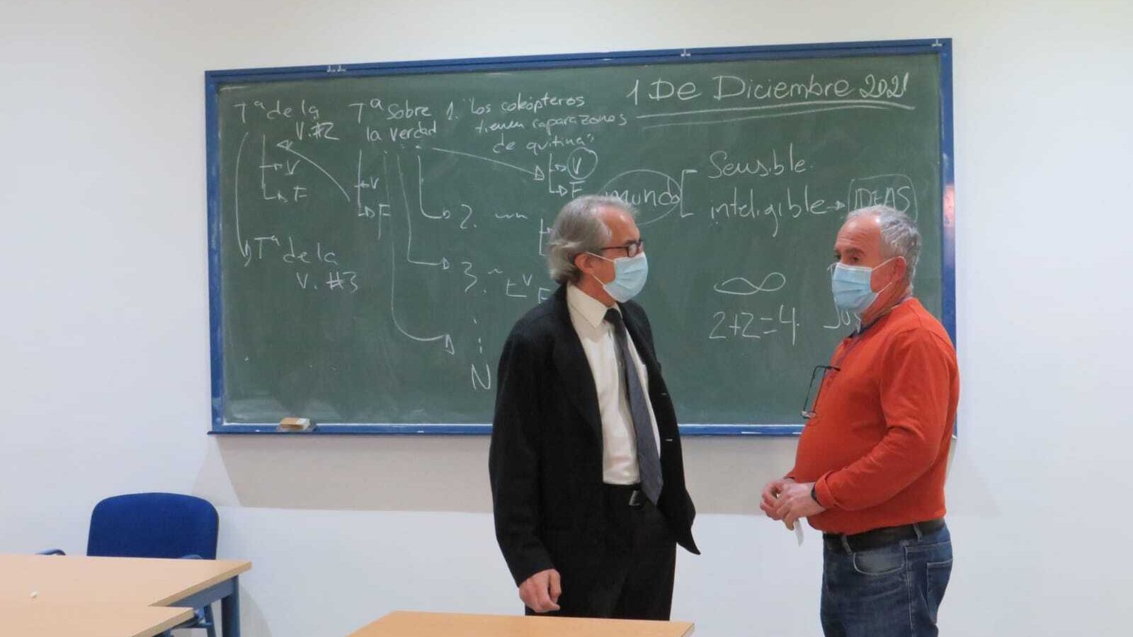 El director de El Acebuche, Miguel Ángel de la Cruz, con Manuel, profesor del módulo de operaciones auxiliares de revestimientos continuos en construcción.