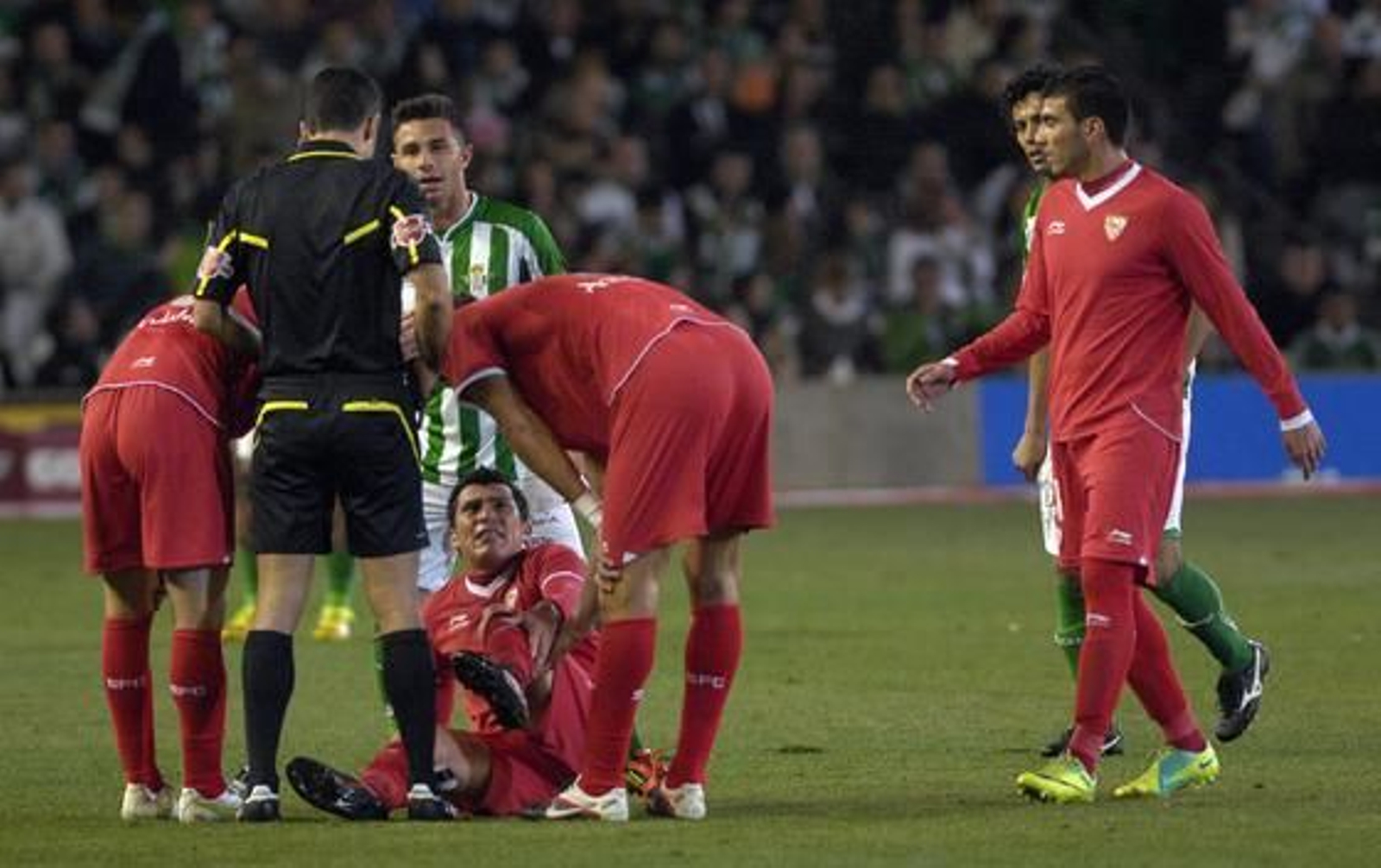 Betis y Sevilla empatan en el Benito Villamarín (1-1). / Manuel Gómez