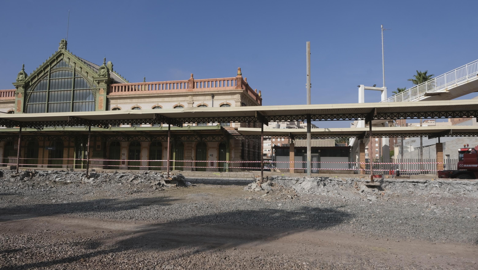 Imágenes del desmatelamiento de la pasarela de Renfe, en Almería