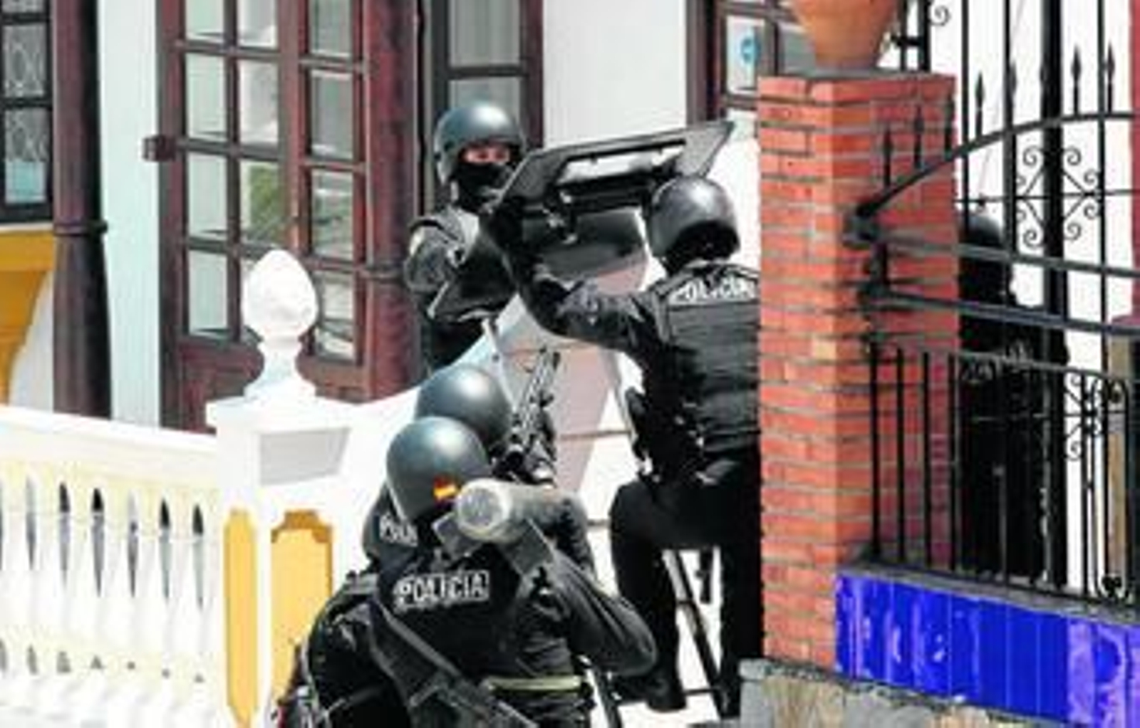 La Policía Nacional accede al domicilio del presunto asesino.