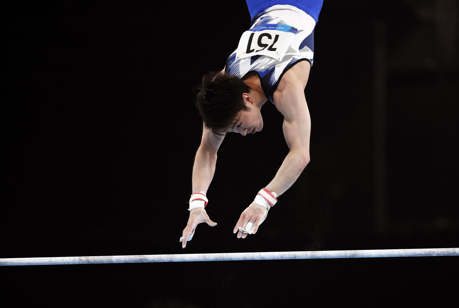 Kohei Uchimura, durante la prueba de barras.