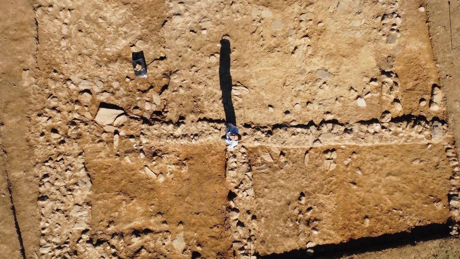 Clara Toscano, a vista de dron sobre una de las últimas excavaciones en Tejada la Vieja. Clara Toscano, a vista de dron sobre una de las últimas excavaciones en Tejada la Vieja.