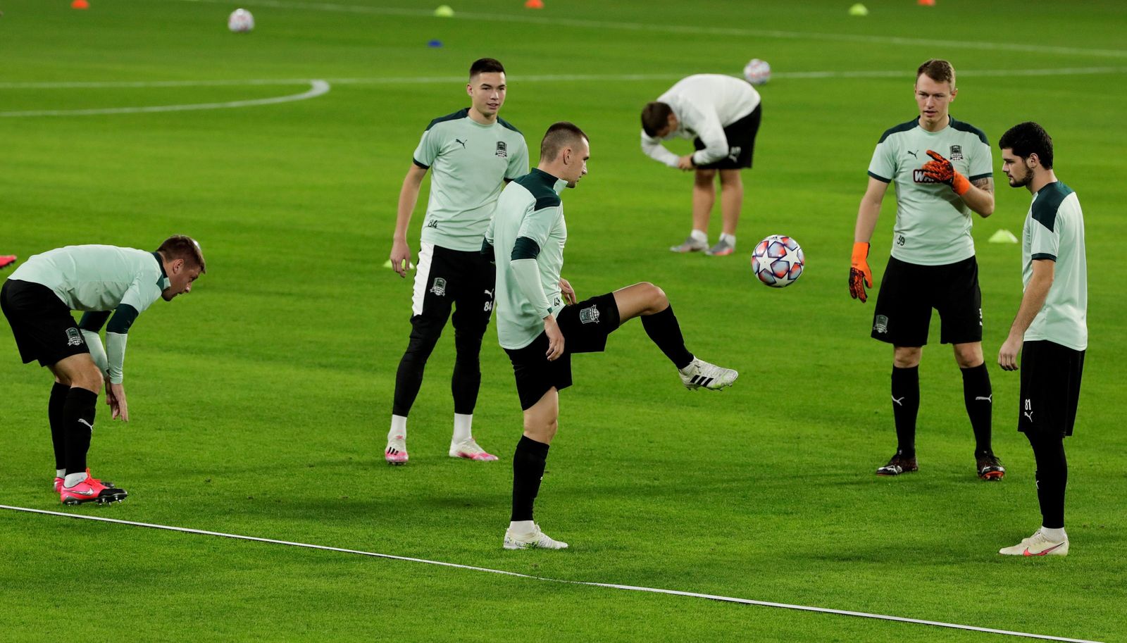 El joven medio Daniel Utkin pasa el balón en un rondo del Krasnodar, ayer en Nervión.