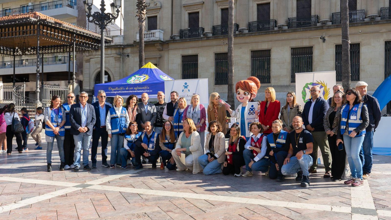 Representantes institucionales y del Colegio de Enfermería junto al Ninot en la Plaza de las Monjas.