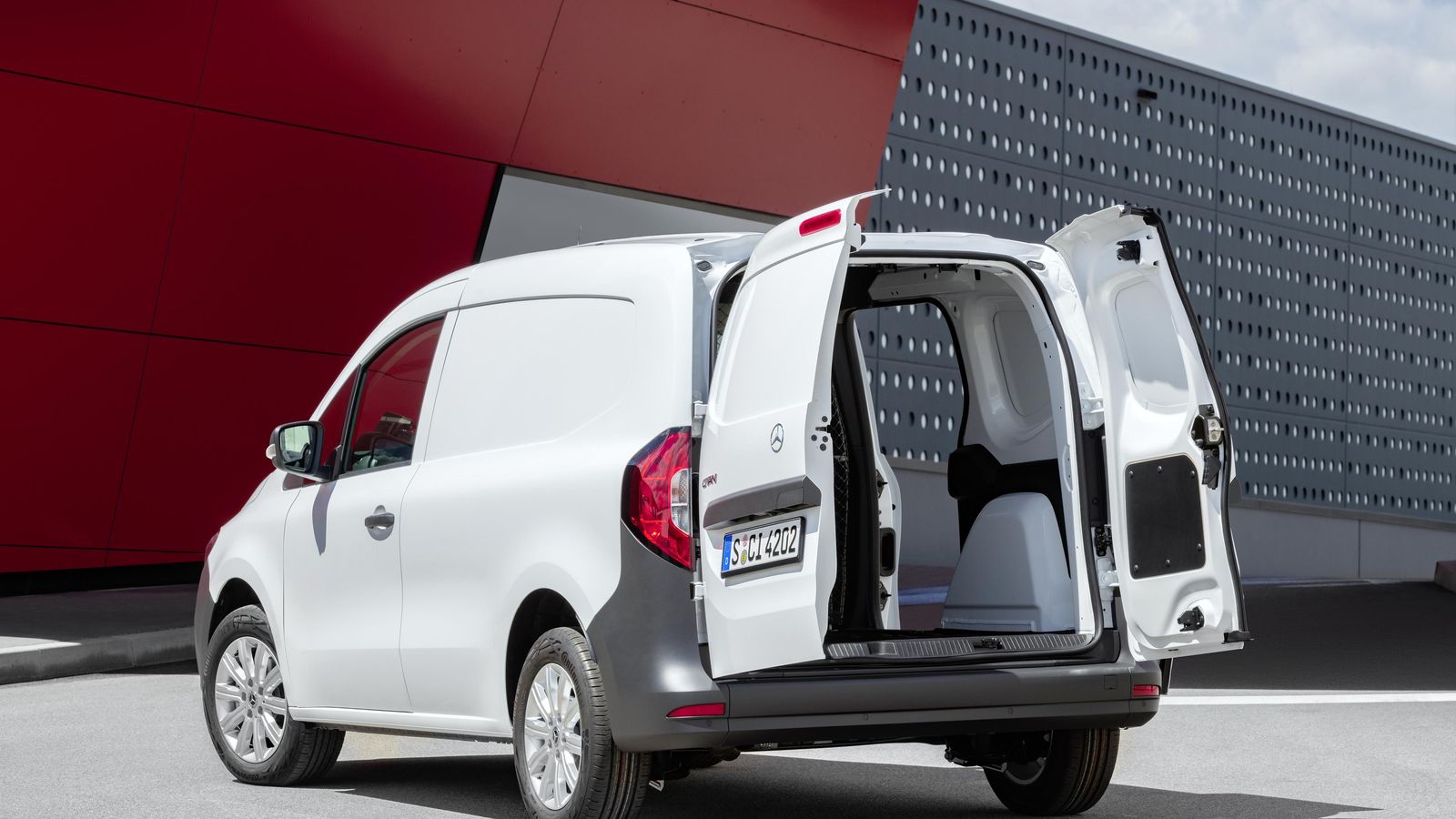 Puede transportar hasta 795 kilos de carga o un volumen de 2,9 m3.