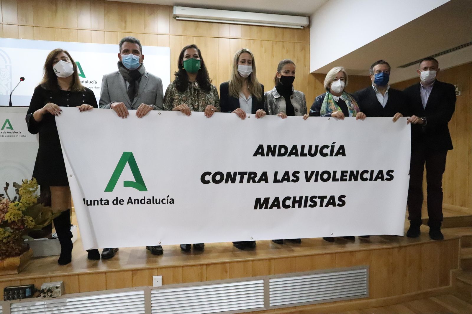 Represantes del Gobierno andaluz en la provincia durante el minuto de silencio