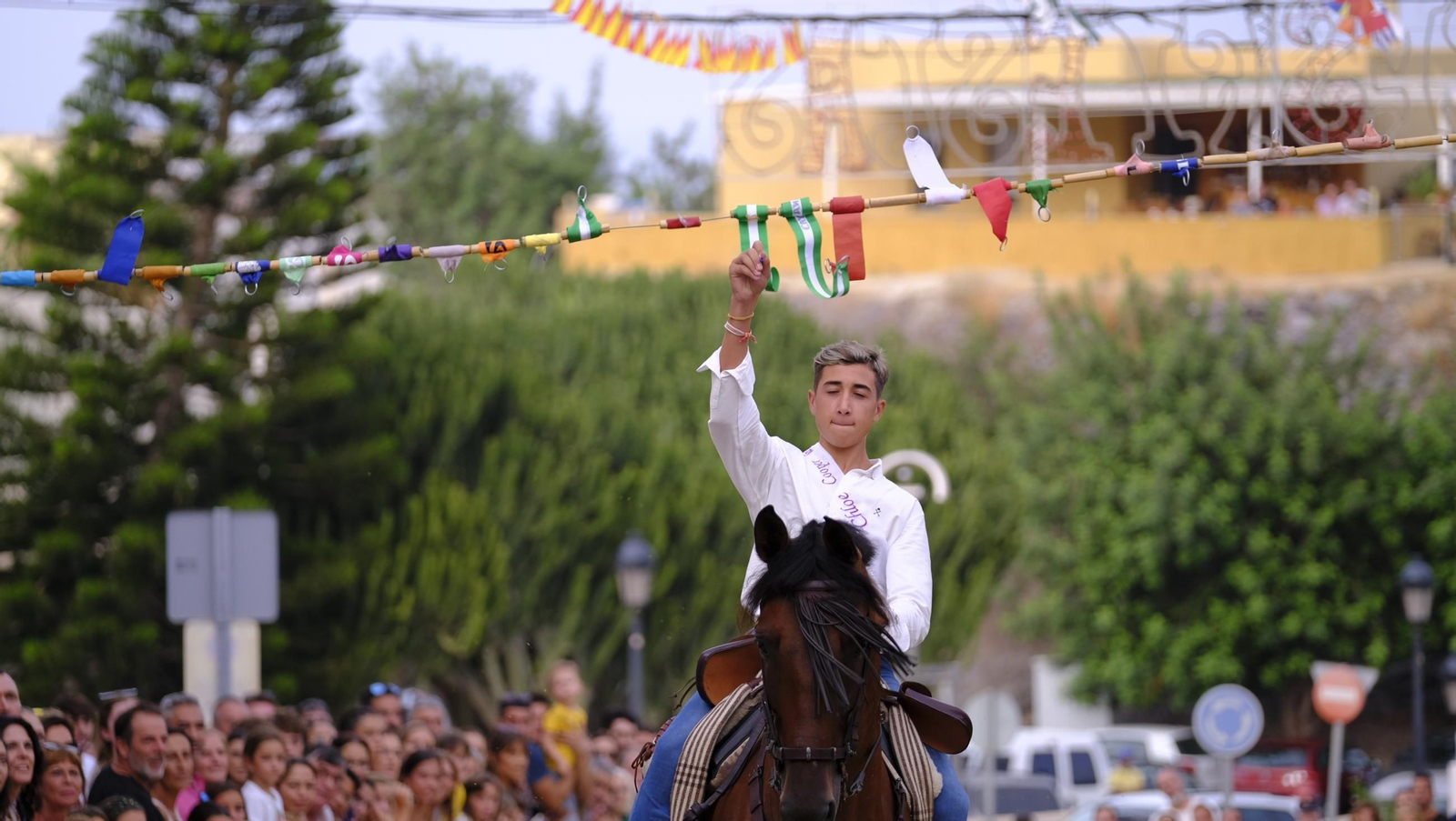 La popular carrera de cintas a caballo de las Fiestas de Mojácar, en imágenes