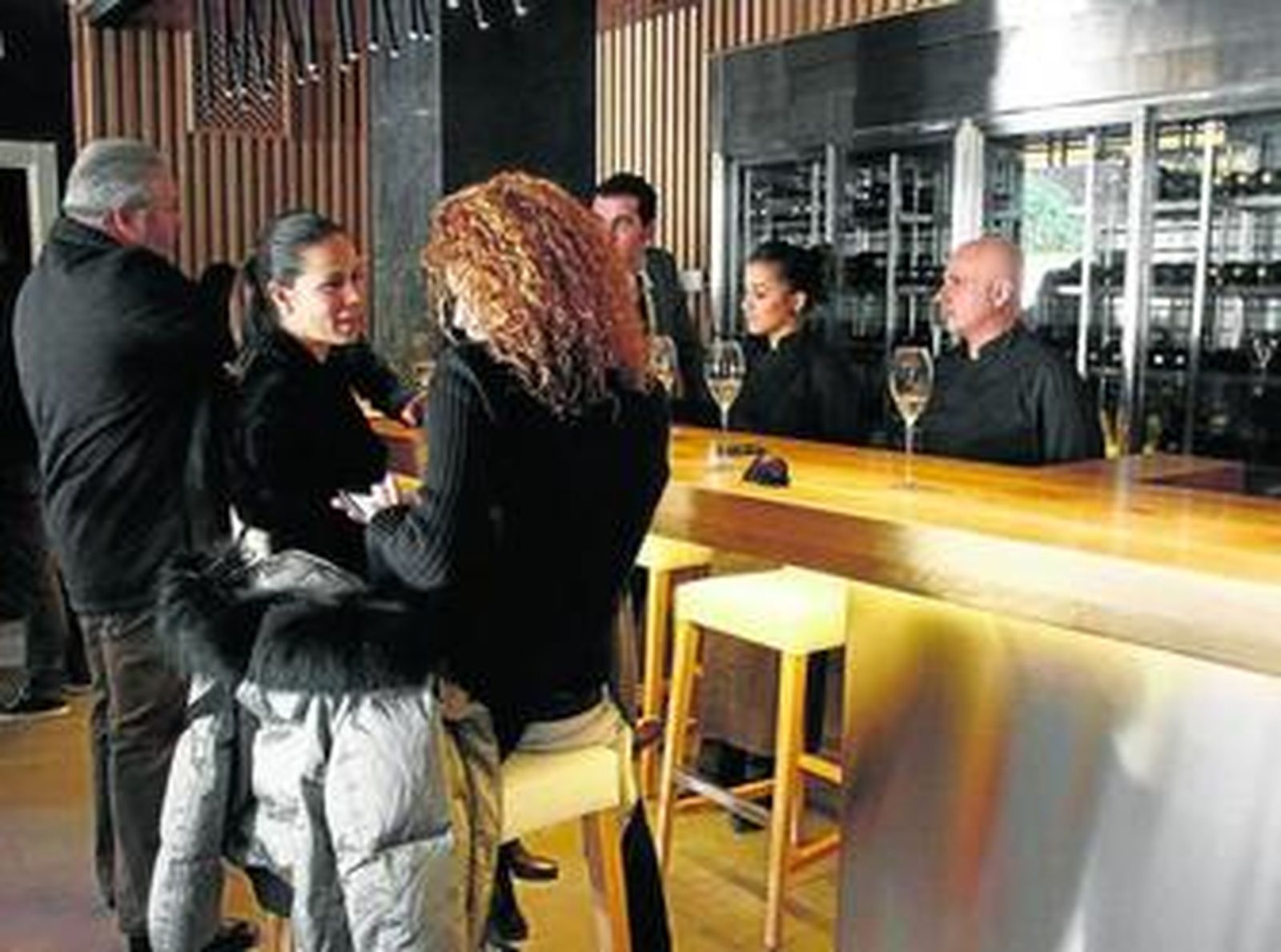 Interior del restaurante y vinatería Alejandro, en los soportales de la Plaza Vieja.
