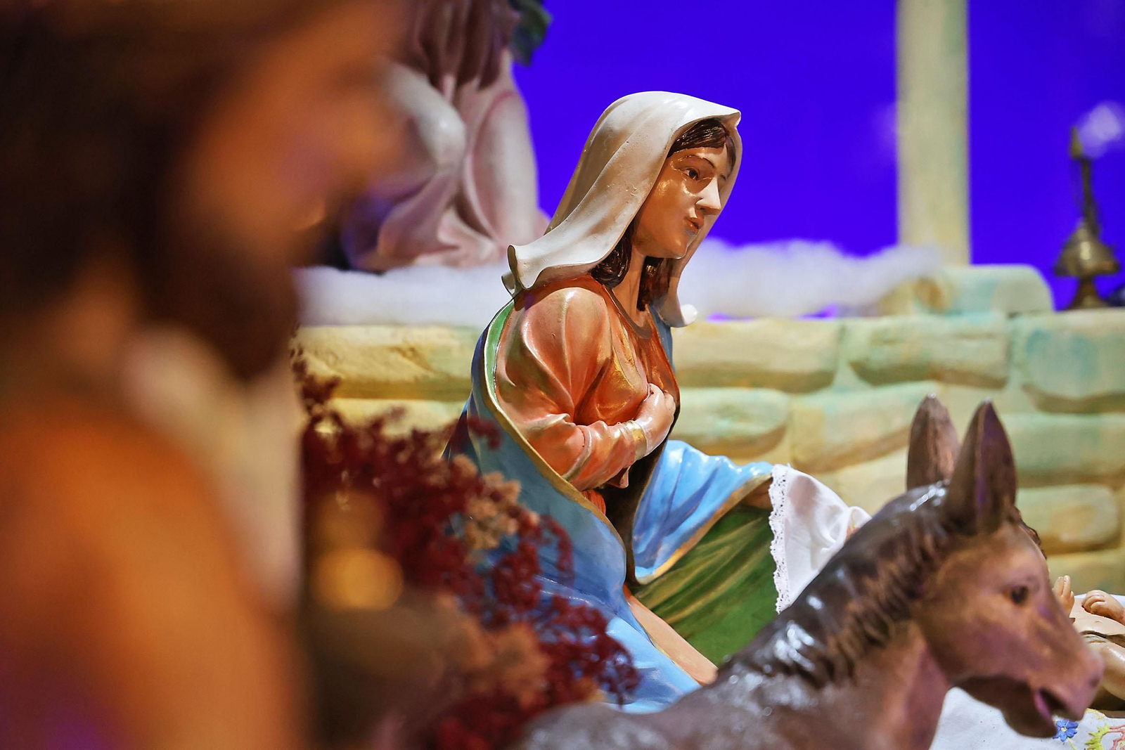 Imágenes de la inauguración del Belén Solidario del Consejo de Cofradías y Hermandades y el Corte Inglés