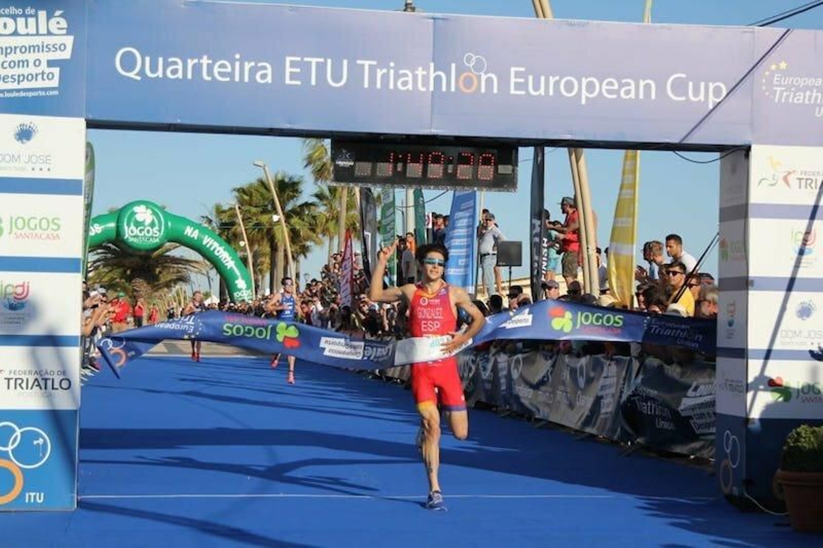 Alberto González cruza la línea de meta.