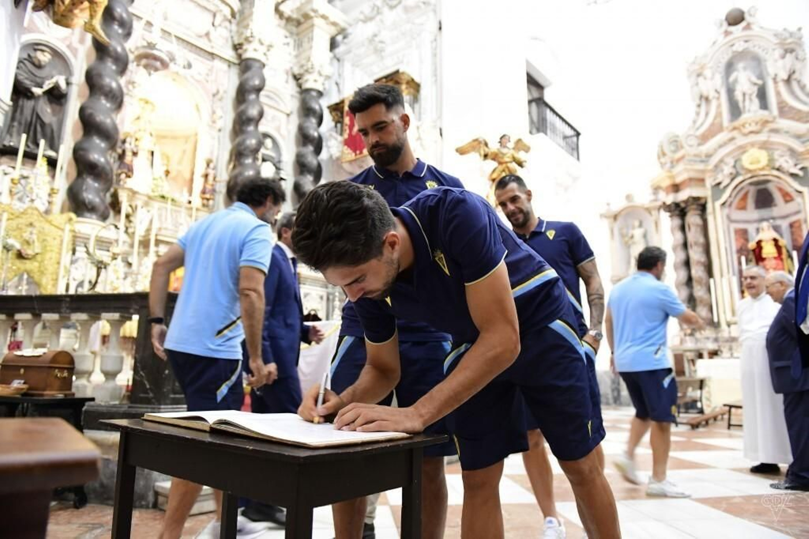 Las imágenes dela visita del Cádiz C.F. a la Patrona y el Nazareno