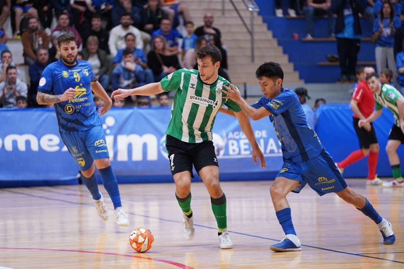 Eric Pérez disputa un balón en el partido de Copa frente al Peñíscola.