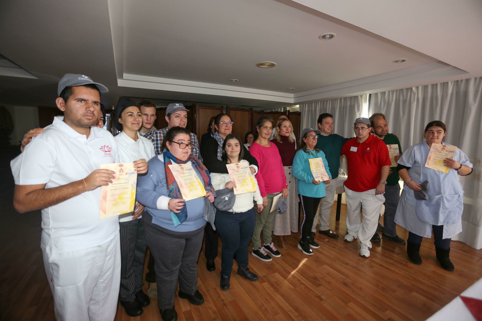 Alumnos del Centro Ocupacional Santa Ana La Fundación tras recibir sus diplomas en el Hotel Escuela Fuentemar.
