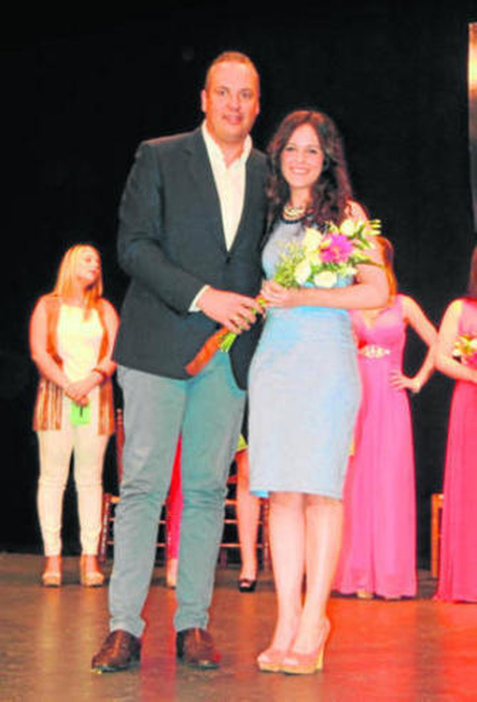 Ruiz Boix junto a la reina juvenil, Elisa Casquero.