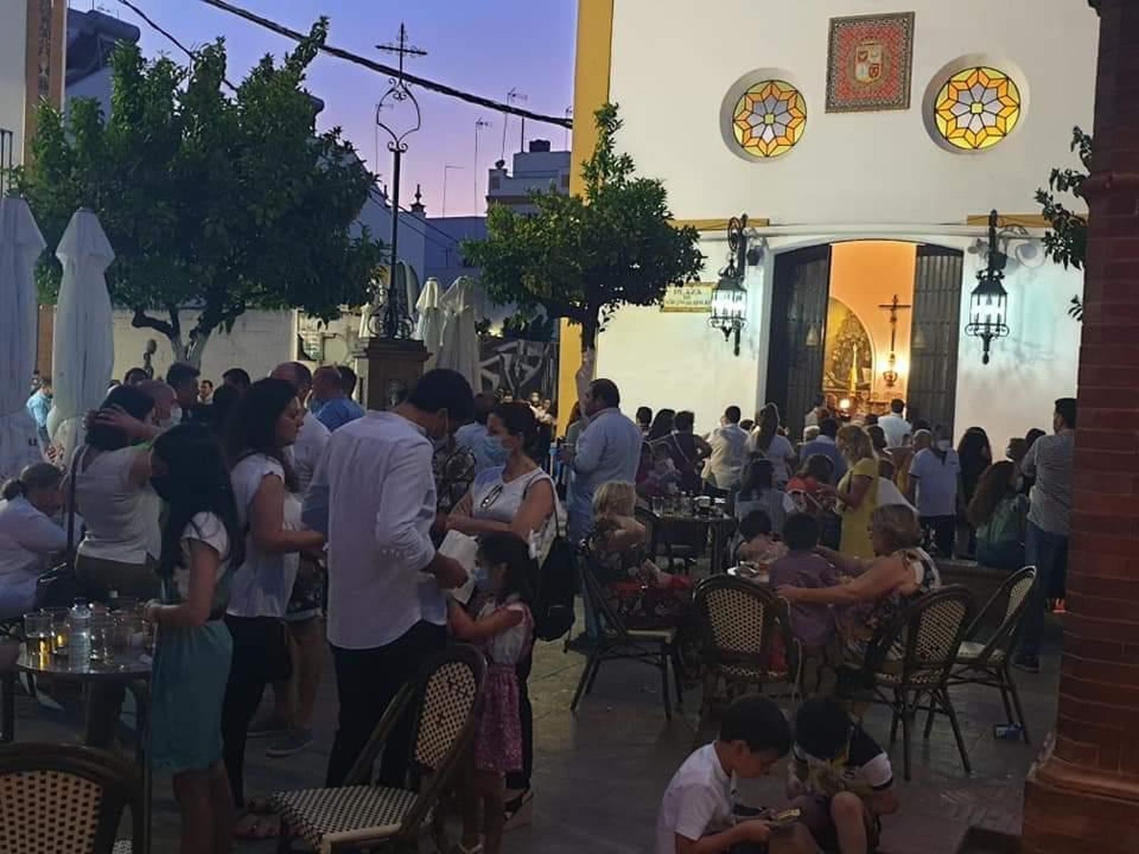 Así se encontraba la Plaza de la Virgen del Rocío tras el acto celebrado en la capilla.