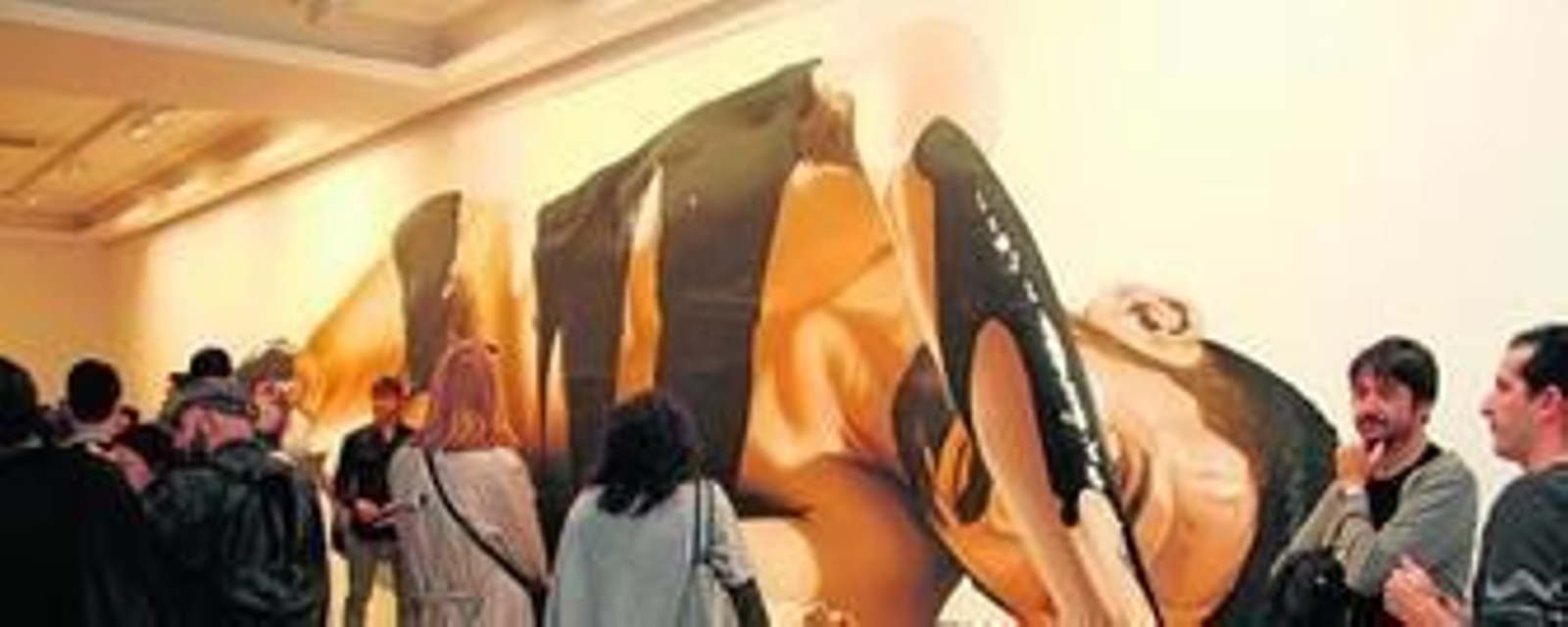 1. Mural realizado por Man-o-matic en una pared del Museo de Huelva de 13 x 3 metros. 2. Numeroso público acompañó al artista Adrián Pérez en la inauguración de la exposición en la sala Siglo XXI. 3. El pintor, junto a uno de los retratos.