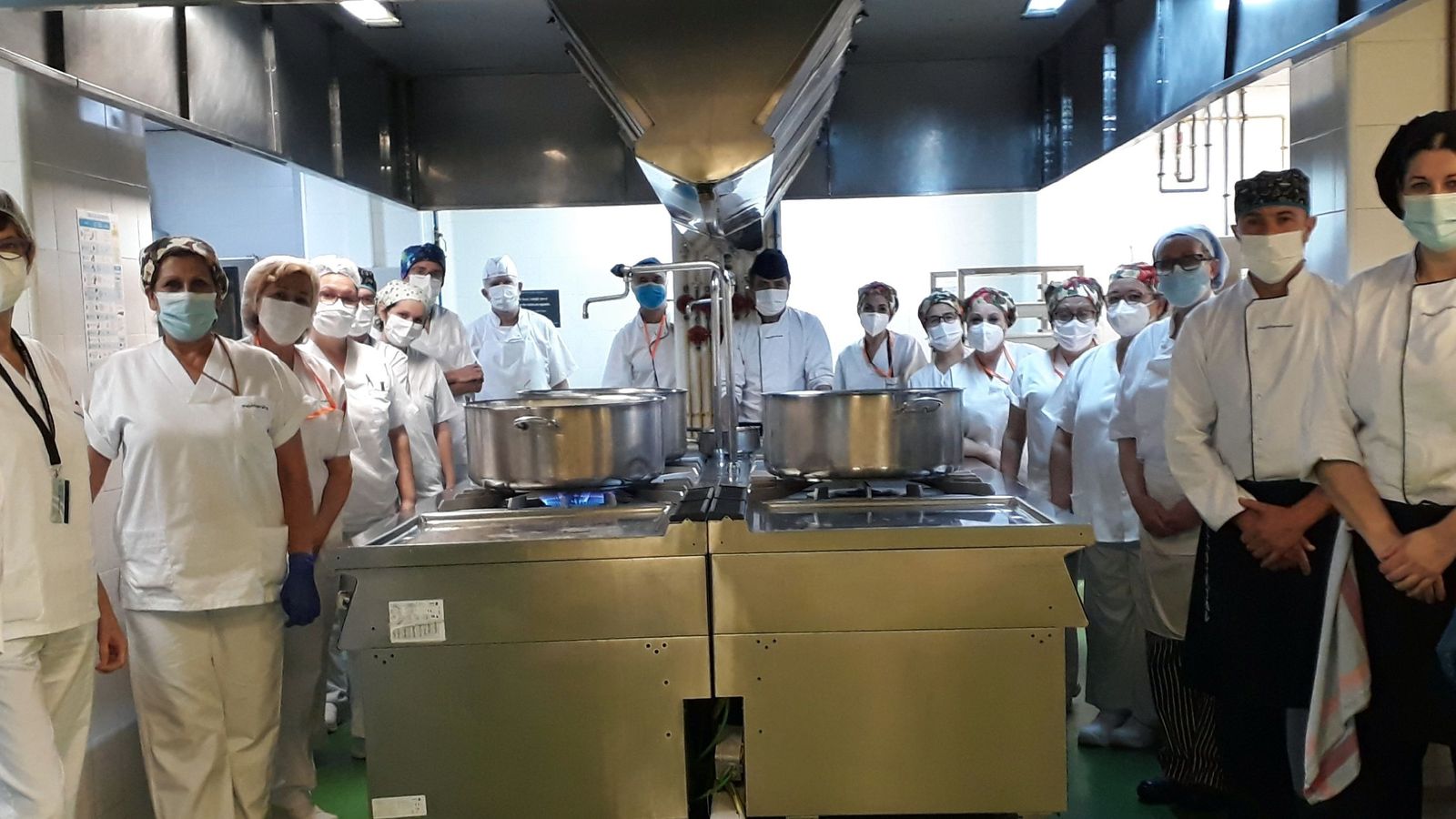 Los profesionales en la cocina del Hospital de Valme.