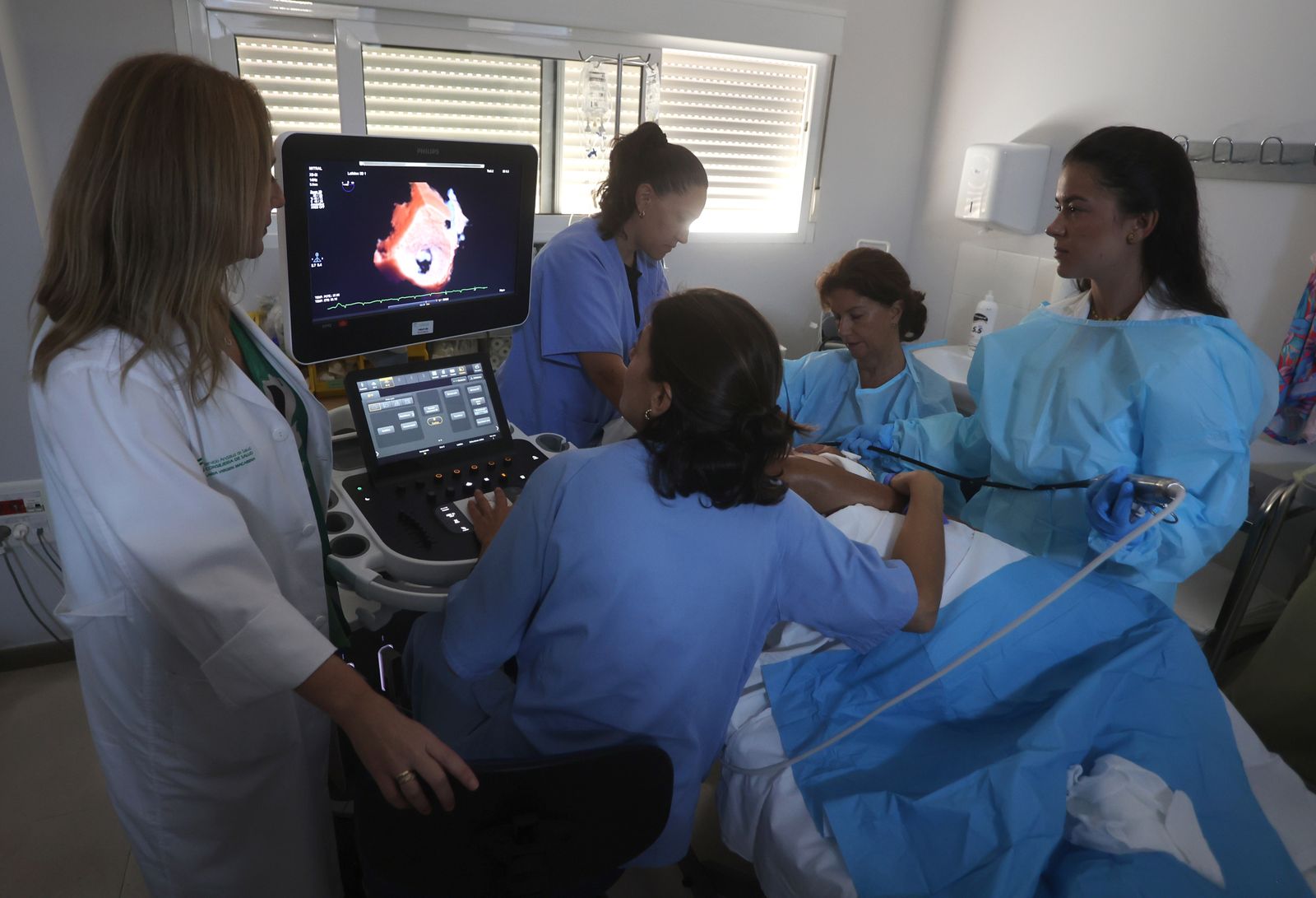 La doctora Marinela Chaparro, a la izquierda, junto a otros miembros de la unidad durante la realización de un ecocardiograma.